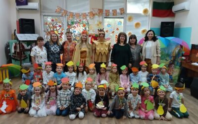 С песни, танци и много усмивки, децата от ДГ „Слънчев дом“ поздравиха прекрасната Есен и показаха колко пъстра, богата и благодатна е тя!