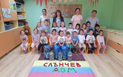 Децата от Трета А група „Слънчеви усмивки“ събраха количество капачки, които предадоха в събота на националната кампанията „Капачки за бъдеще“