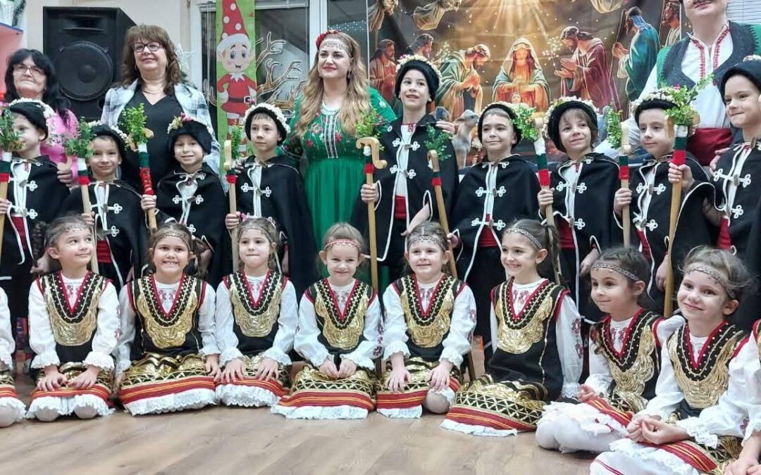 Деца от 4 група „Приятели“, пременени като коледари и сурвакарки
