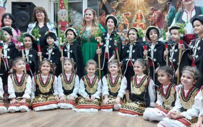 Деца от 4 група „Приятели“, пременени като коледари и сурвакарки