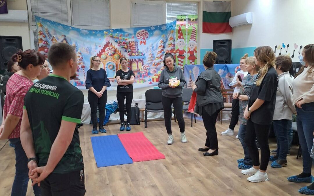 Екипите на ДГ „Слънчев дом“ и ДГ „Св. св. Кирил и Методий“ се включиха в изключително ползотворен и завладяваш курс на Академия Първа Помощ